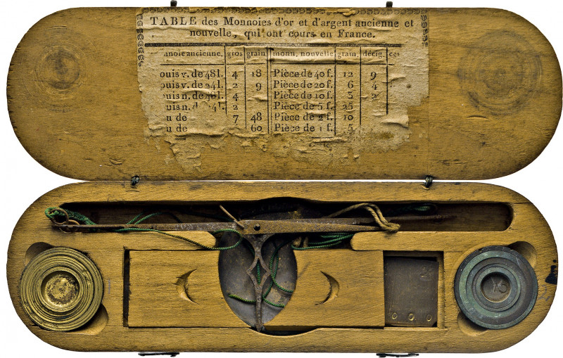 VARIA
WAAGEN und GEWICHTE
Frankreich, Münzwaage um 1800 in Holzkasten mit rund...