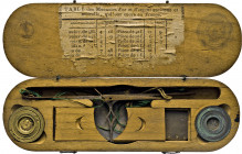 VARIA
WAAGEN und GEWICHTE
Frankreich, Münzwaage um 1800 in Holzkasten mit runden Ecken. Zwei unvollständige Einsatz­ gewichte und 24 Gewichtsplättch...