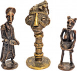 VARIA
VORMÜNZLICHE ZAHLUNGSMITTEL und AFRIKANISCHE KUNST
Drei verschiedene Gelbgussfiguren: Mit prachtvollem Kopfschmuck versehener Kopf auf einer S...