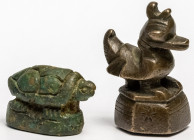 VARIA
VORMÜNZLICHE ZAHLUNGSMITTEL und AFRIKANISCHE KUNST
Zwei alte Bronze/Messing-Opiumgewichte in Form einer Schildkröte (21 mm Höhe) und einer Ent...