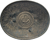 AUSLÄNDISCHE MÜNZEN
CHINA
SZE-CHVEN-Provinz. Dragon-Dollar o.J. (1901-1908), eingelassen in querolvaler Silberschale mit drei Kugelfüssen. Schale mi...