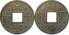 AUSLÄNDISCHE MÜNZEN
CHINA
Großes Bronzeamulett mit verschiedenen Schrift- und anderen Zeichen. 13,5 cm. 271 g. Korrosionsspuren 
ss