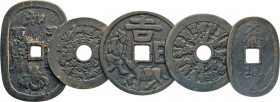 AUSLÄNDISCHE MÜNZEN
CHINA
Bronze-Amulette mit Schriftzeichen (2) und mit bildlichen Darstellungen (3). 41, 45 u. 49 mm. 2 Stück hochrechteckig mit a...