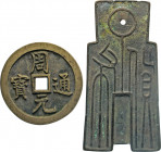 AUSLÄNDISCHE MÜNZEN
CHINA
Zwei münzförmige Bronzeamulette. Rund, Vogel und Schlange/Schrift. 6,3 cm. 80,45 g. Und spatenförmig, Schrift zwischen Sch...