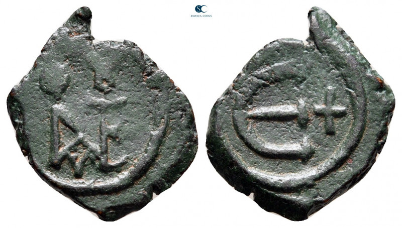 Justin II AD 565-578. Constantinople
Pentanummium Æ

16 mm, 2,03 g



ver...