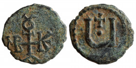 Maurice Tiberius, 582-602. Pentanummium (bronze, 1.01 g, 14 mm), Theoupolis (Antioch). Monogram 16. Rev. Large Ч with pellet in center; cross above. S...