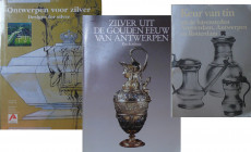 Lot de 3 ouvrages en néerlandais sur l'argenterie en Belgique
1- Keur van tin uit de havensteden Amsterdam, Antwerpen en Rotterdam, 1979 ; 2- Zilver ...