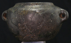 Egypte ou Proche Orient - Vase en pierre noire - 3200 / 3000 av. J.-C.
Vase globulaire à 2 anses en pierre noire. Un visage stylisé est gravé sur la ...