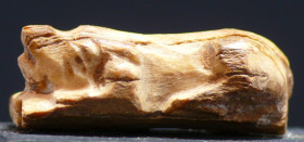 Egypte - Nouvel empire - Amulette en ivoire - 1500 / 1000 av. J.-C. (18ème-20ème dynastie)
Petite amulette en ivoire représentant un animal couché, p...