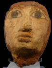 Egypte - Nouvel empire - Masque de sarcophage - 1500 / 1000 av. J.-C. (18ème-20ème dynastie)
Joli masque de sarcophage en bois, recouvert d'une engob...