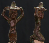Egypte - Basse époque - Porteur d'offrandes en bronze - 664 / 332 av. J.-C. (26ème-30ème dynastie)
Statuette en bronze représentant un homme agenouil...