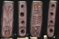 Moyen-Orient - Sceau cylindre parallélépipédique en pierre noire - 2500 / 1500 av. J.-C.
Sceau en pierre noire représentant un aigle les ailes déploy...