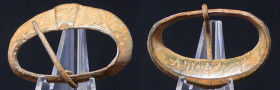 Moyen Orient - Boucle de ceinture en bronze - 1000 / 500 av J.-C.
Boucle de ceinture en bronze avec une belle patine vert olive. Une inscription à l'...