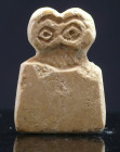 Mésopotamie - Idole aux yeux - 2000 av. J.-C.
Idole plaquette aux yeux en pierre calcaire. Pas de traces de restauration. Belle patine. 33*24 mm.