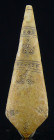 Moyen Orient - Bactriane - Idole ou amulette en os - 2500 / 2000 av. J.-C.
Idole stylisée ou amulette en os de forme pyramidale, ornée d'osselles. 60...
