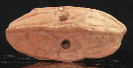 Civilisation antique - Amulette en terre cuite
Belle amulette en terre cuite de couleur beige représentant un bouclier de forme ovale. 50 mm.