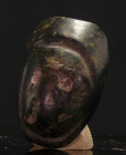 Egypte ou Proche orient - Tête en pierre - 1000 av. J.-C.
Tête en pierre noire représentant une tête de lion avec une certaine usure. 25 * 20 mm.