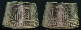 Iran - Vase en pierre - 4000 / 3000 av. J.-C.
Vase en pierre à tronc conique avec une frise d'éléments géométriques sur sa base, surmontée d'un décor...