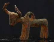 Luristan - Cervidé en bronze - 1000 / 800 av. J.-C.
Joli cervidé en bronze avec de longues cornes recourbées et un anneau d'accroche sur le dos. 45 *...