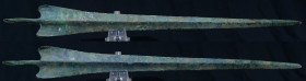 Luristan - Pointe de lance en bronze - 1000 / 800 av. J.-C.
Pointe de lance très effilée avec une jolie patine et de belles concrétions. 400 * 45 mm....