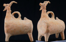 Iran - Culture Amlash - Bouc en terre cuite - 1400 / 1000 av. J.-C.
Bouc en terre cuite, au long cou et au corps en forme de tonneau. Belle engobe or...