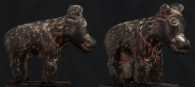 Proche Orient - Ours en pierre - 1000 av. J.-C.
Petite statuette en pierre dure noire représentant un ours sur ses 4 pattes. Très beaux détails dans ...