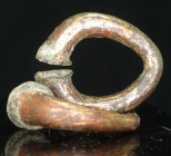 Proche Orient - Paire de boucle en bronze doré - 1000 av. J.-C.
Ensemble de 2 éléments de bijouterie en forme d'anneaux en bronze dorés. 35 mm de dia...