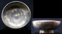 Grèce - Italie du sud - Coupelle en terre cuite - 300-200 av. J.-C.
Coupelle en terre cuite noire vernissée à reflets dorés. Dimension : 115 mm.