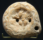 Grèce - Lampe en terre cuite " Minotaure" - 200 / 100 av J.-C.
Lampe en terre cuite dont le médaillon représente le Minotaure. 85*80 mm.