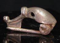 Celte - Fibule delphiniforme en argent - 0 / 200 ap. J.-C.
Belle fibule delphiniforme en argent avec son hardillon. 30 mm.