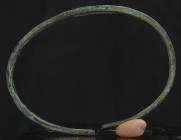 Gallo romain - Bracelet en bronze - 100 / 300 ap. J.-C.
Petit bracelet en bronze de section rectangulaire. Jolie patine vert olive. 65 mm de diamètre...