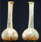 Romaim - Fiole en verre irisé - 100 / 300 ap J.-C.
Grande fiole à panse conique en verre irisé. Pas de manque et pas de traces de restauration. 140*6...