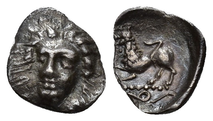 GRECIA ANTIGUA. CAMPANIA. Phistelia. Óbolo (c. 380-350 a.C.). A/ Cabeza frontal ...