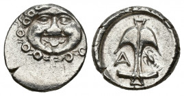 GRECIA ANTIGUA. TRACIA. Apolonia Póntica. Dracma (c. 400 a.C.). A/ Gorgoneion. R/ Ancla, a izq. A, a der. cangrejo. AR 2,84 g. 14,4 mm. COP-457. SBG-1...