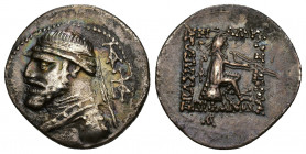 GRECIA ANTIGUA. PARTIA. Mitrídates II. Dracma (121-91 a.C.). A/ Dos monogramas detrás del busto. R/ Monograma detrás y delante del arquero y otro en e...