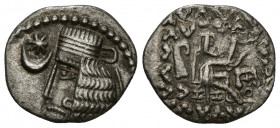 GRECIA ANTIGUA. REYES DE PARTIA. Artabano II (10-35 d.C.). Dracma. Mithradatkart. A/ Delante del busto creciente y estrella. R/ Monograma detrás del t...