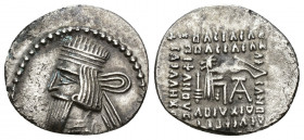 GRECIA ANTIGUA. REYES DE PARTIA. Gotarces II (40-51 d.C.). Dracma. Ecbatana. R/ Monograma debajo del arco. AR 3,14 g. 21,12 mm. SEP-65.33. Anv. algo d...