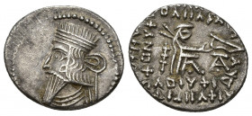 GRECIA ANTIGUA. REYES DE PARTIA. Vologases III (105-147). Dracma. Ecbatana. R/ Monograma debajo del arco y arquero entronizado. AR 3,13 g. 20 mm. SEP-...