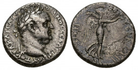 IMPERIO ROMANO. VESPASIANO. Didracma. Cesarea en Capadocia (76-77 d.C.). A/ Cabeza laureada a der. R/ Victoria avanzando a der; NIKH CEBACTH. AR 6,90 ...