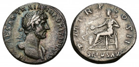 IMPERIO ROMANO. ADRIANO. Denario. Roma (118). A/ Busto laureado y drapeado sobre el hombro a der. R/ Salus entronizada a izq. alimentando serpiente en...