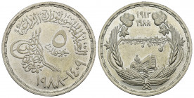 MONEDAS EXTRANJERAS. EGIPTO. 5 libras. 1988-1409 H. KM-660. AR 17,79 g. 37 mm. SC.