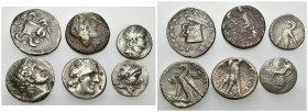 GRECIA ANTIGUA. Lote de 6 monedas: 2 tetradracmas, 1 cistóforo, 2 didracmas y 1 AE: Ptolomeo II, Ptolomeo XI, Attambelos (Characene), Antíoco Hierax y...