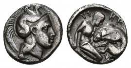GRECIA ANTIGUA. LUCANIA. Heraclea. Dióbolo (c. 380-281 a.C.). A/ Cabeza de Atenea a der. R/ Heracles estrangulando león a der., encima EY-HP(A). AR 1,...