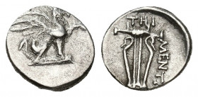 GRECIA ANTIGUA. JONIA. Teos (320-294 a.C.). Dióbolo. A/ Grifo sentado a der. R/ Lira; THI, a der. MENTW(R). AR 0,86 g. 10,45 mm. COP-No. SBG-No. MBC+....