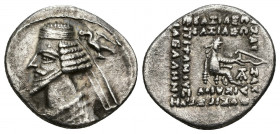 GRECIA ANTIGUA. REYES DE PARTIA. Fraates IV (38-2 a.C.). Dracma. Ecbatana. A/ Detrás del busto, águila con corona en el pico. R/ Monograma debajo del ...