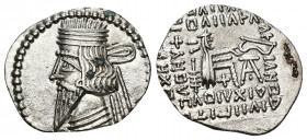 GRECIA ANTIGUA. REYES DE PARTIA. Vologases III (105-147 d.C.). Dracma. Ecbatana. R/ Monograma debajo del arco y arquero entronizado. AR 3,47 g. 21,71 ...