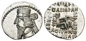 GRECIA ANTIGUA. REYES DE PARTIA. Vologases III (105-147). Dracma. Ecbatana. R/ Monograma debajo del arco y arquero entronizado. AR 3,42 g. 20,50 mm. S...