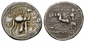 REPÚBLICA ROMANA. AEMILIA. M. Aemilius Scaurus y Pub. Plautius Hypsaeus. Denario. Roma (58 a.C.). A/ Aretas de rodillas con rama de olivo, detrás came...