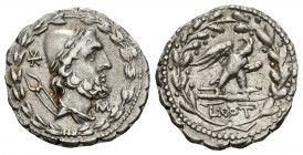 REPÚBLICA ROMANA. AURELIA. Lucius Aurelius Cotta. Denario. Roma (105 a.C.). A/ Busto de Vulcano a der., delante M, detrás tenazas, alrededor láurea. R...