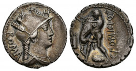 REPÚBLICA ROMANA. POBLICIA. Q. Poblicius Q. f. Denario. Roma (80 a.C.). A/ Busto de Roma a der. con dos plumas en el casco, detrás ROMA. R/ Hércules a...